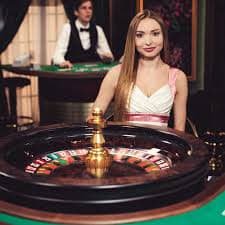 Tampilan permainan sportsbook dan slot online di fortuneslot88 dengan tema merah gelap